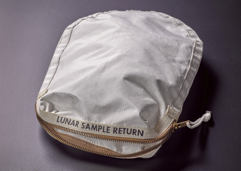 © Reuters. La bolsa que fue utilizada para recoger el material lunar.