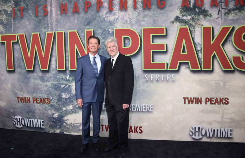 © Reuters. Kyle MacLachlan y David Lynch asisten al estreno de "Twin Peaks" en Los Ángeles, Estados Unidos.