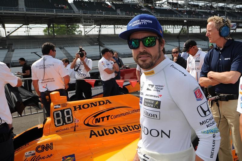 © Reuters. Alonso logra el séptimo mejor tiempo en Indianápolis y luchará por la 'pole'