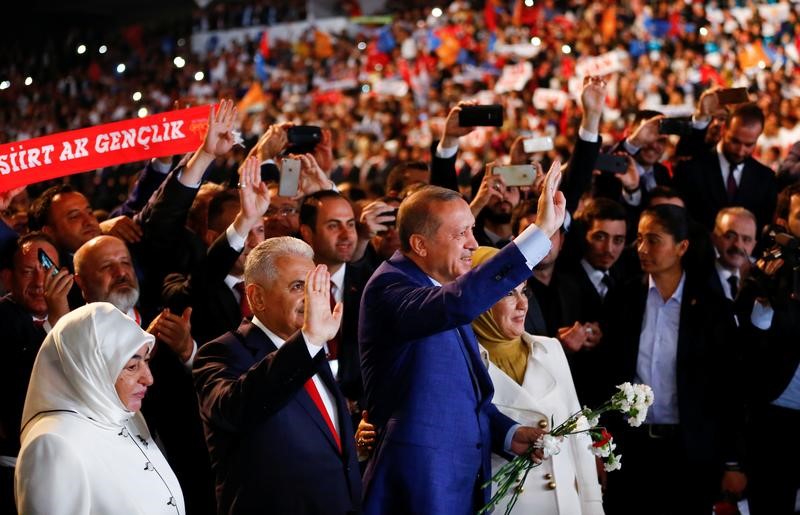 © Reuters. Erdogan se prepara para recuperar el liderazgo del partido que fundó