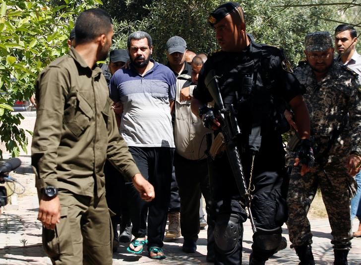 © Reuters. محكمة تابعة لحماس تقضي بإعدام ثلاثة فلسطينيين في قضية مقتل مازن فقهاء