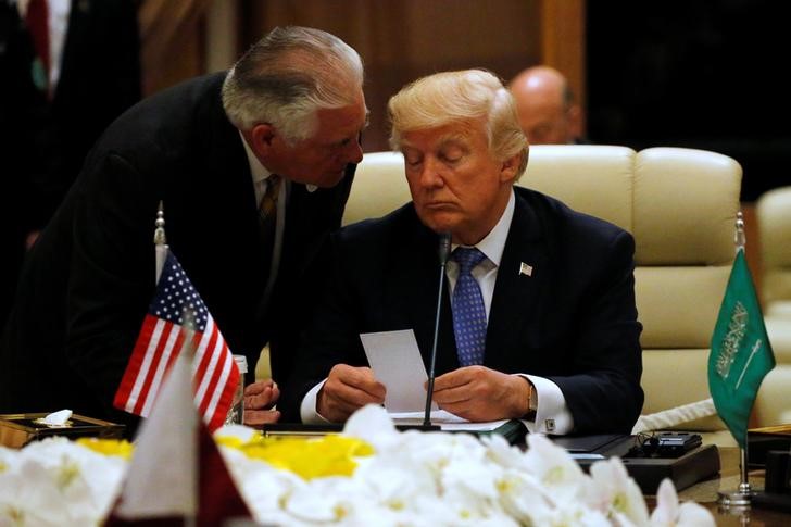 © Reuters. Tillerson hands Trump note as Trump sits down to meeting with of GCC leaders during their summit in Riyadh