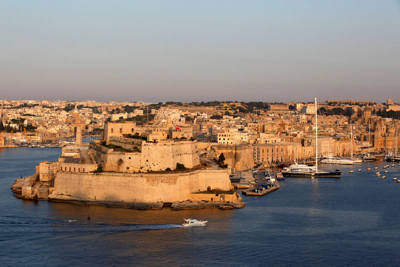 © Reuters. FILE PHOTO: A boat sails past the medieval Fort Saint Angelo in Vittoriosa, in Valletta's Grand Harbour