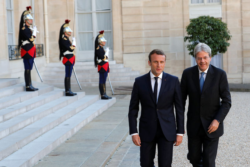 © Reuters. French President Macron meets Italian PM Gentiloni at the Elysee Palace in Paris