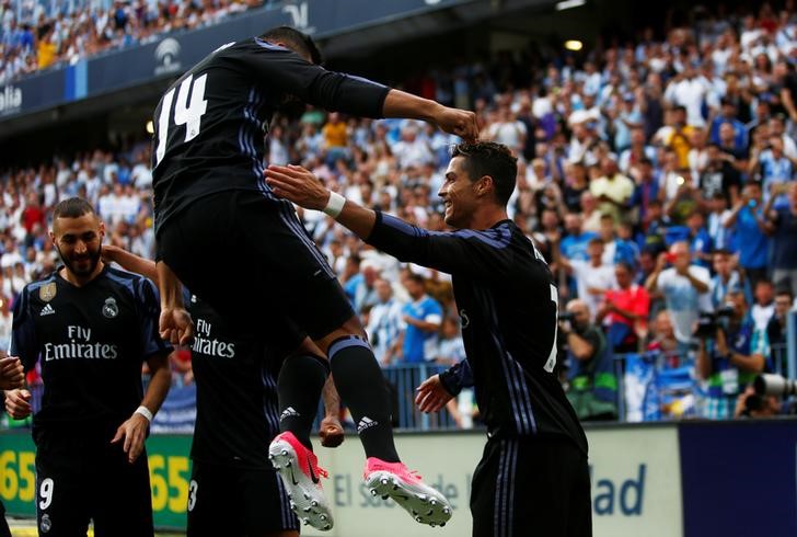 © Reuters. رونالدو يقود ريال مدريد للقبه الأول في الدوري منذ 2012