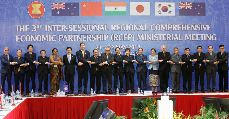 © Reuters. Trade ministers pose for a photo during the 3rd Inter-sessional Regional Comprehensive Economic Partnership (RCEP) Ministerial Meeting in Hanoi
