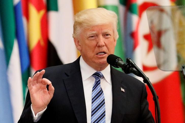 © Reuters. U.S. President Donald Trump delivers a speech during Arab-Islamic-American Summit in Riyadh