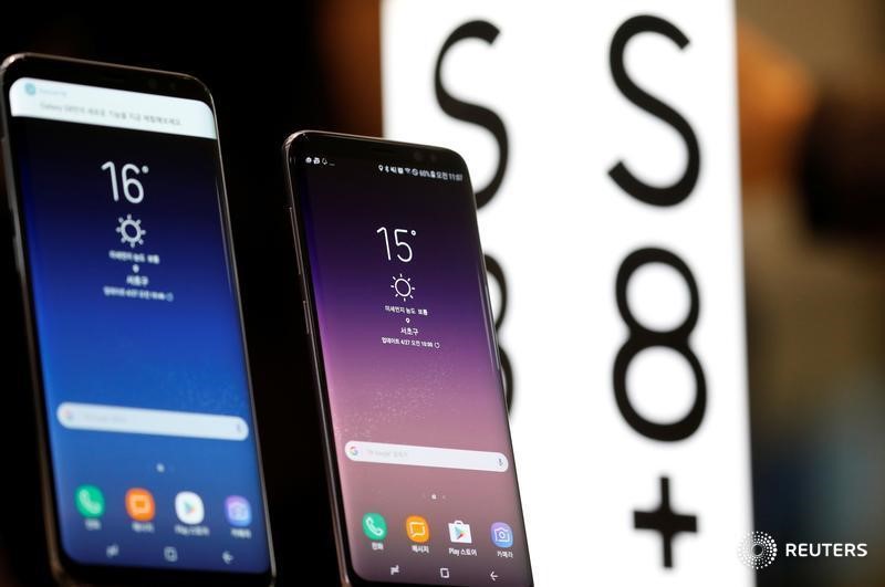 © Reuters. Samsung Electronic's Galaxy S8 and S8+ are displayed at its store in Seoul