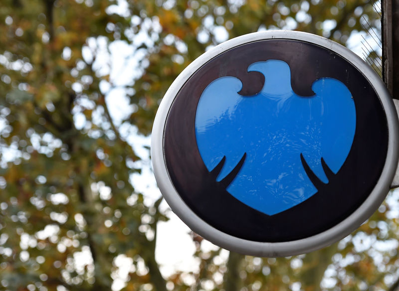 © Reuters. FILE PHOTO: The Barclays logo is seen outside a branch of the bank in London