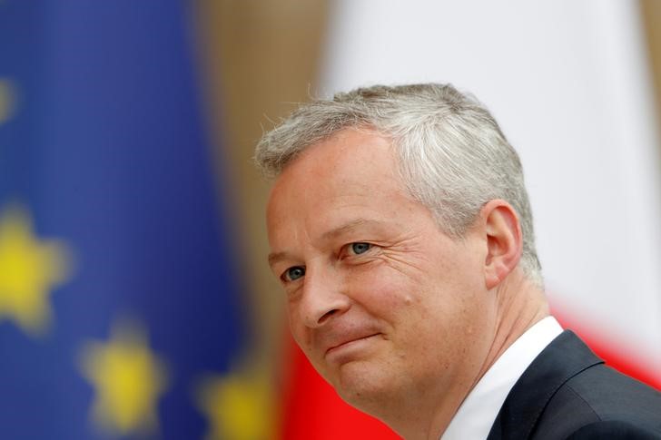 © Reuters. Newly appointed French Economy minister Bruno Le Maire, arrives to attend the first cabinet meeting at the Elysee Palace in Paris