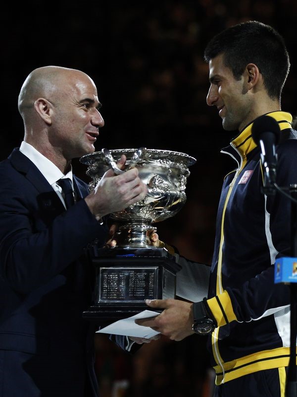 © Reuters. Djokovic anuncia que Agassi será su entrenador en Roland Garros