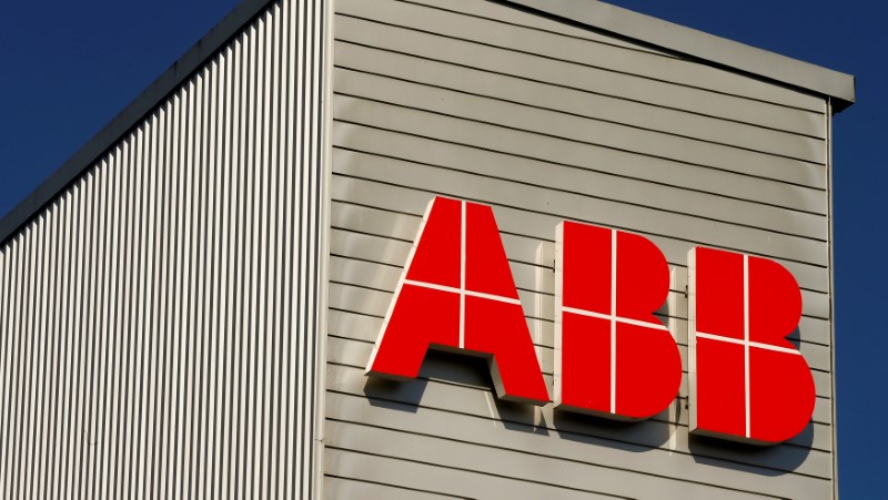 © Reuters. FILE PHOTO -  The logo of Swiss engineering group ABB is seen at a plant in Zurich