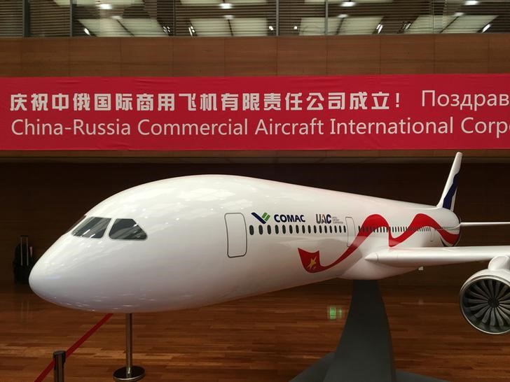 © Reuters. A model of a jet is pictured at the launching ceremony of China-Russia Commercial Aircraft International Corporation Limited (CRAIC) in Shanghai