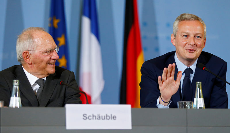 © Reuters. German Finance Minister Schaeuble and French Economy Minister Le Maire attend a news conference in Berlin