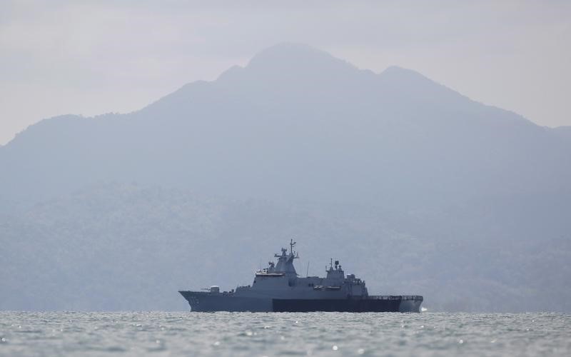 © Reuters. فقد زورق تابع للبحرية الماليزية وأفراد طاقمه بعد مطاردة صيادين