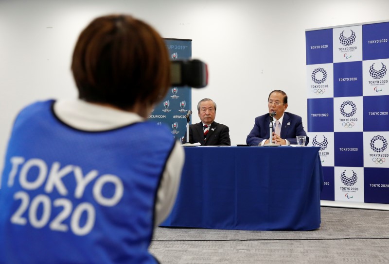 © Reuters. Toshiro Muto, CEO of Tokyo 2020 Organizing Committee of Olympic and Paralympic games, and Akira Shimazu, CEO of the Rugby World Cup 2019 Organizing Committee, attend their signing ceremony on their collaboration agreement in Tokyo