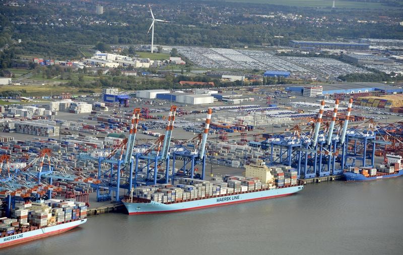 © Reuters. FILE PHOTO: Shipping terminals and containers are pictured in the harbour of Bremerhaven
