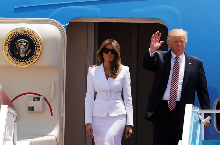 © Reuters. Presidente dos Estados Unidos, Donald Trump, e primeira-dama, Melania, chegam a aeroporto Ben Gurion perto de Telaviv, Israel