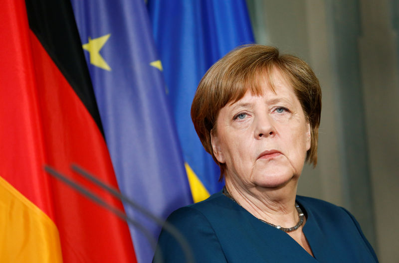 © Reuters. MERKEL JUGE L'EURO "TROP FAIBLE" À CAUSE DE LA BCE