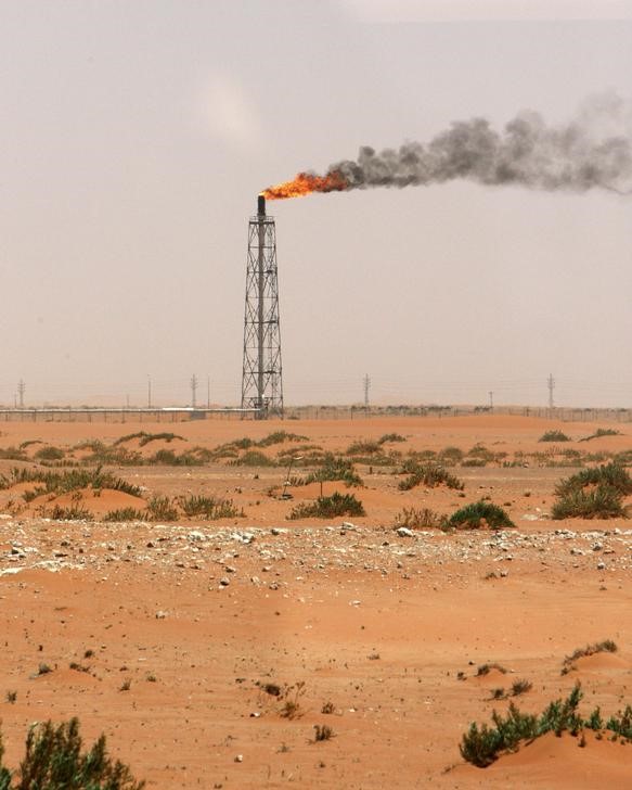© Reuters. ضغوط الميزانية ترجح استمرار السعودية في تعزيز أسعار النفط