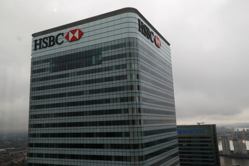 © Reuters. A HSBC and a Barclays bank building is seen at Canary Wharf in London