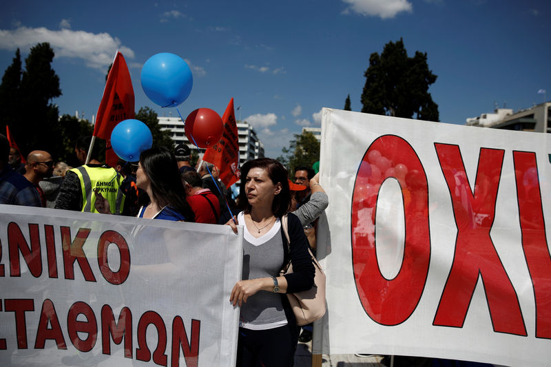 © Reuters. Municipal employees take part in an anti-austerity demonstration in front of the parliament building in Athens