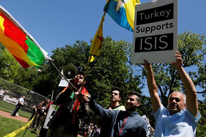 © Reuters. تركيا تستدعي سفير أمريكا للاحتجاج على معاملة مسؤولين أمنيين بواشنطن