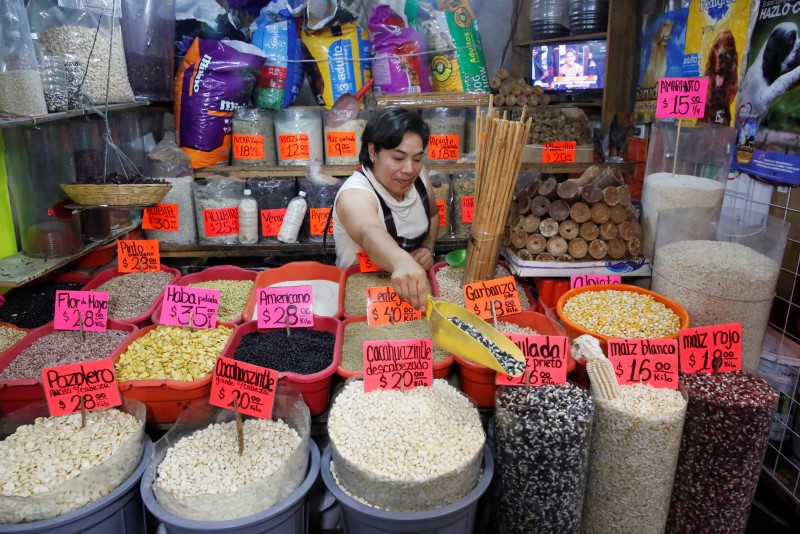 © Reuters. Sacks of different varieties of corn grain are displayed at a market in Mexico City