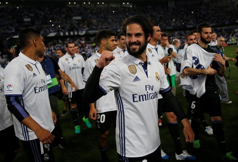 © Reuters. Isco disipa las dudas sobre su futuro en el Madrid conduciéndolo al título