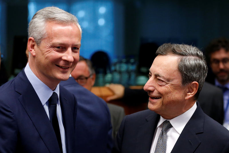 © Reuters. French Economy Minister Le Maire and ECB President Draghi attend a eurozone finance ministers meeting in Brussels
