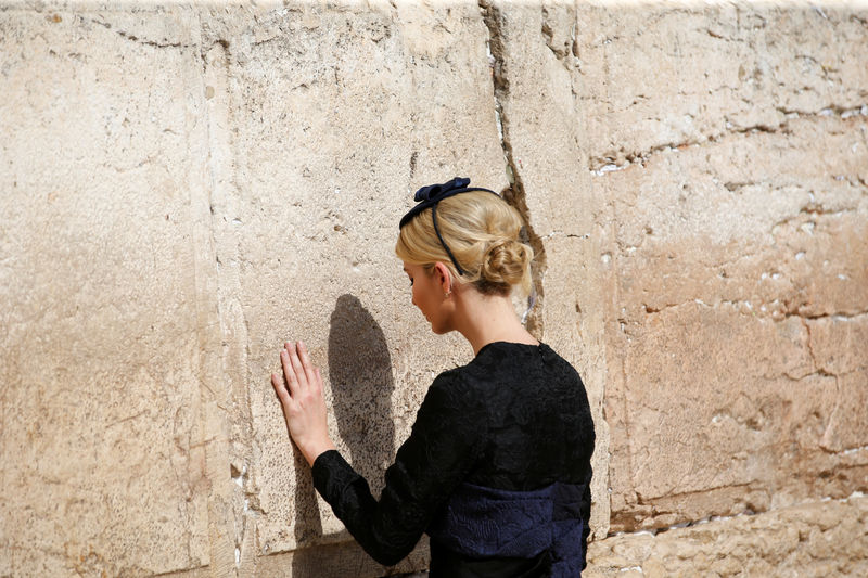 © Reuters. Ivanka Trump touches the Western Wall, Judaism's holiest prayer site, in Jerusalem's Old City