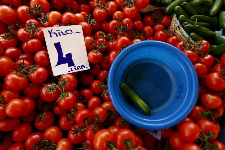 © Reuters. A card showing the price of tomatoes is seen at a bazaar in Istanbul