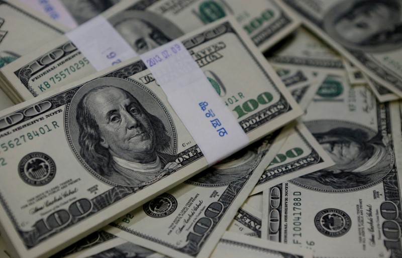 © Reuters. FILE PHOTO: U.S. one hundred dollar bills are seen in this picture illustration