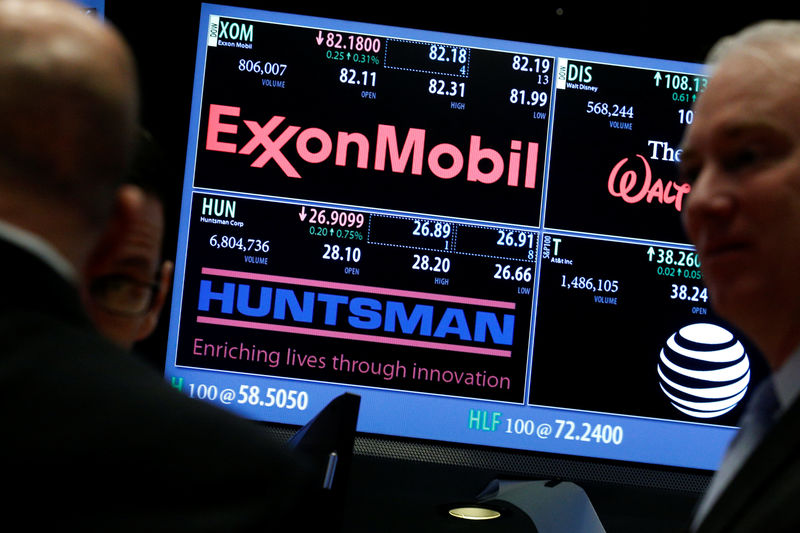 © Reuters. A screen displays trading information for Huntsman Corp. on the floor of the NYSE in New York,