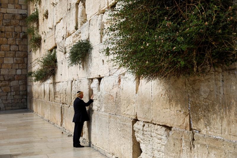 © Reuters. ترامب أول رئيس أمريكي يصلي عند الحائط الغربي في القدس