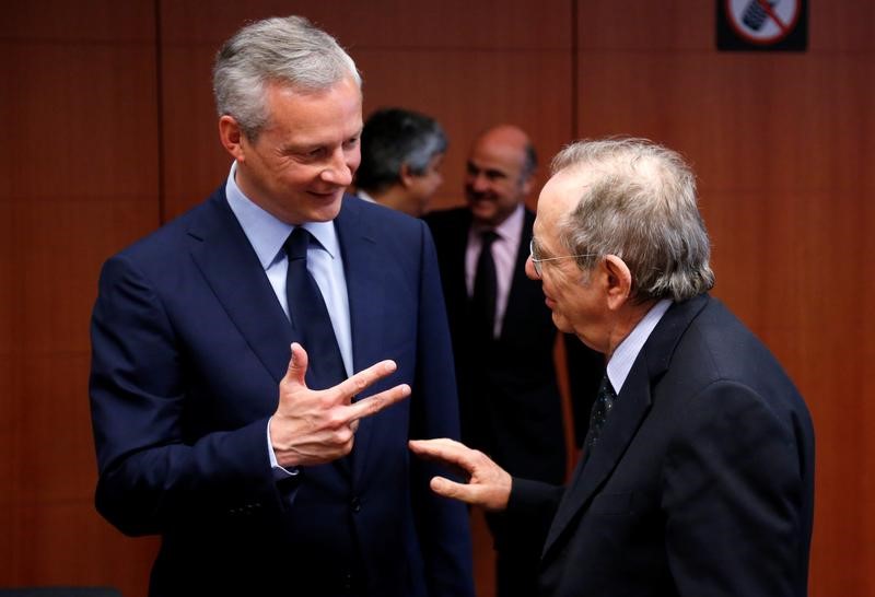 © Reuters. Il ministro dell'Economia, Pier Carlo Padoan assieme all'omologo francese Bruno Le Maire