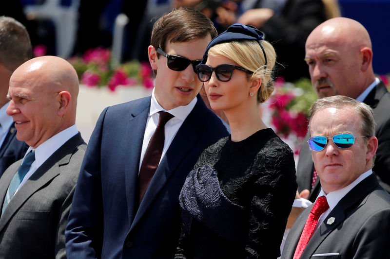© Reuters. Kushner talks to Ivanka Trump during a welcoming ceremony for her father at Ben Gurion International Airport in Tel Aviv