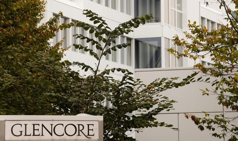 © Reuters. The logo of commodities trader Glencore is pictured in front of the company's headquarters in Baar