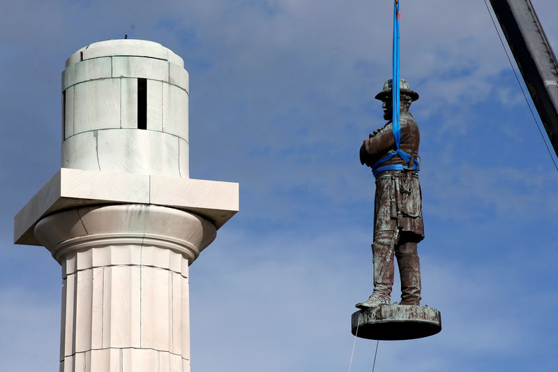 © Reuters. FILE PHOTO - A monument of Robert E. Lee, who was a general in the Confederate Army, is removed in New Orleans
