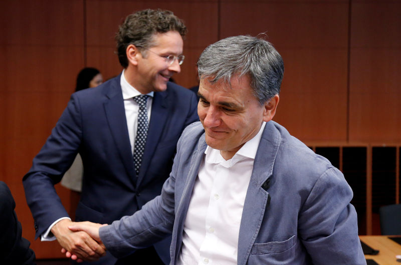 © Reuters. Eurogroup President Dijsselbloem meets Greek Finance Minister Tsakalotos during a eurozone finance ministers meeting in Brussels