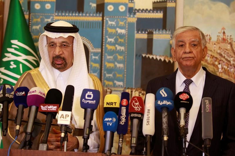 © Reuters. O ministro de Energia saudita, Khalid al-Falih (à esquerda) e o ministro de Petróleo iraquiano, Jabar Ali al-Luaibi durante coletiva de imprensa em Bagdá, no Iraque