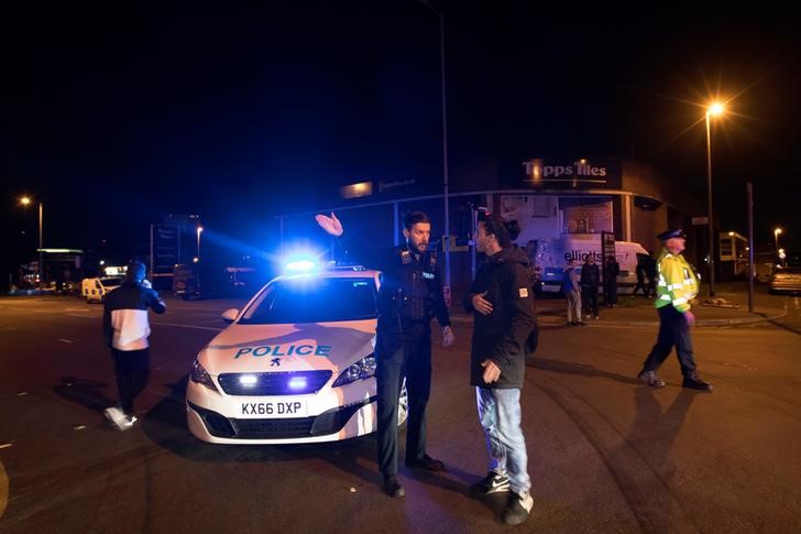 © Reuters. Polícia faz cordão de isolamento na arena Manchester