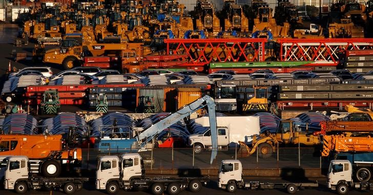 © Reuters. Newly manufactured vehicles await export at port in Yokohama