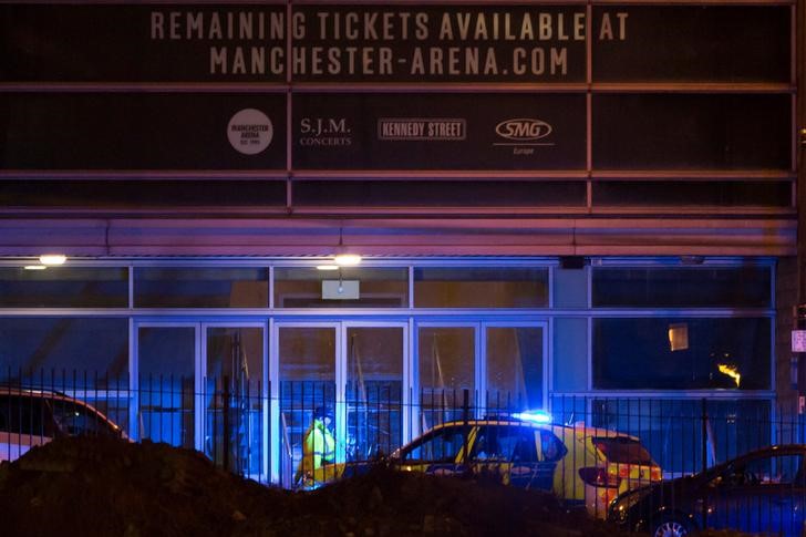 © Reuters. Polícia é vista na frente da arena Manchester