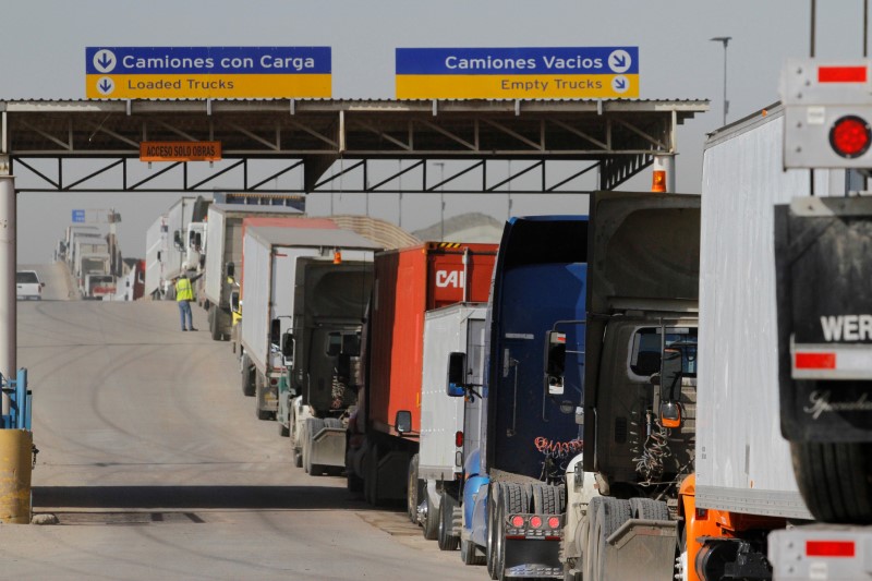 © Reuters. FILE PHOTO: Trucks wait in a long queue for border customs control to cross into the U.S. at the Otay border crossing in Tijuana