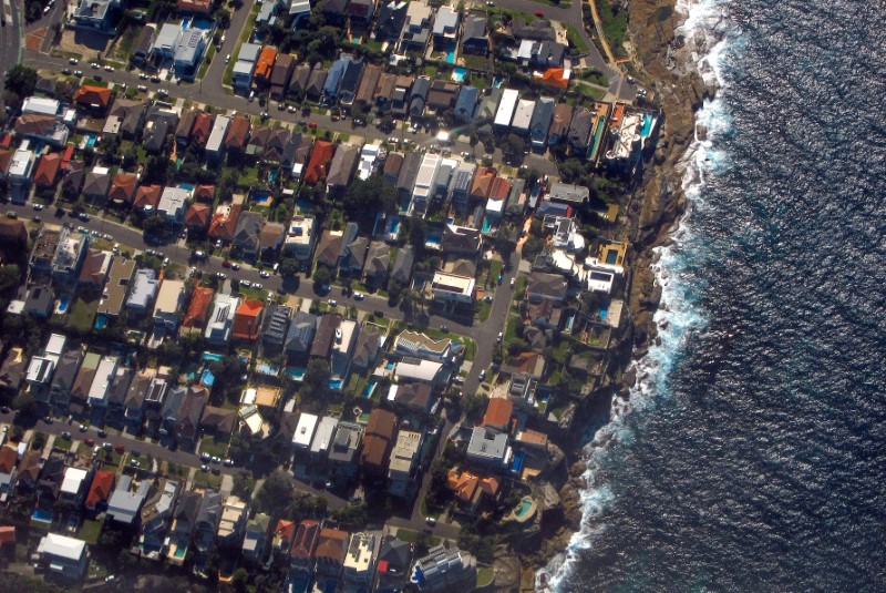 © Reuters. Houses located in the Sydney suburb of Coogee can be seen along the coastline in Australia