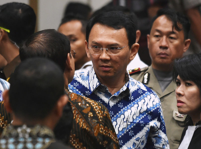 © Reuters. FILE PHOTO: Jakarta's Christian governor Basuki Tjahaja Purnama, popularly known as Ahok, speaks to his lawyers after the guilty verdict in his blasphemy trial in Jakarta