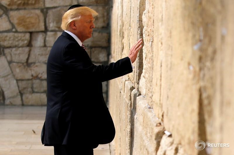 © Reuters. Trump prepares to leave a note at the Western Wall in Jerusalem