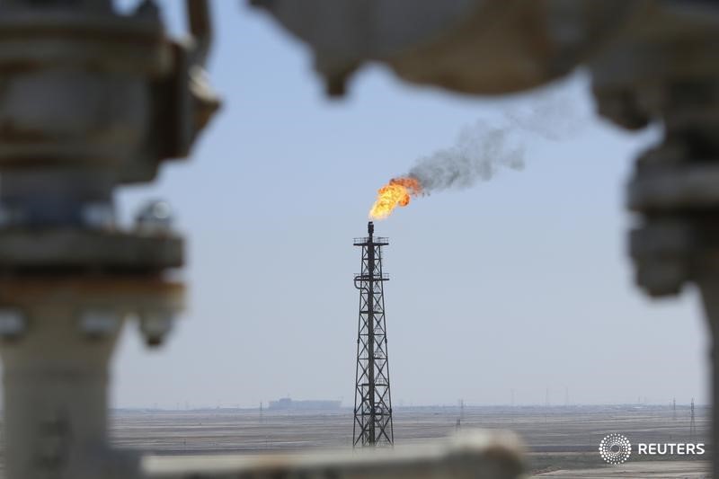 © Reuters. Gas burns off at the al-Shuaiba oil refinery in southwest Basra