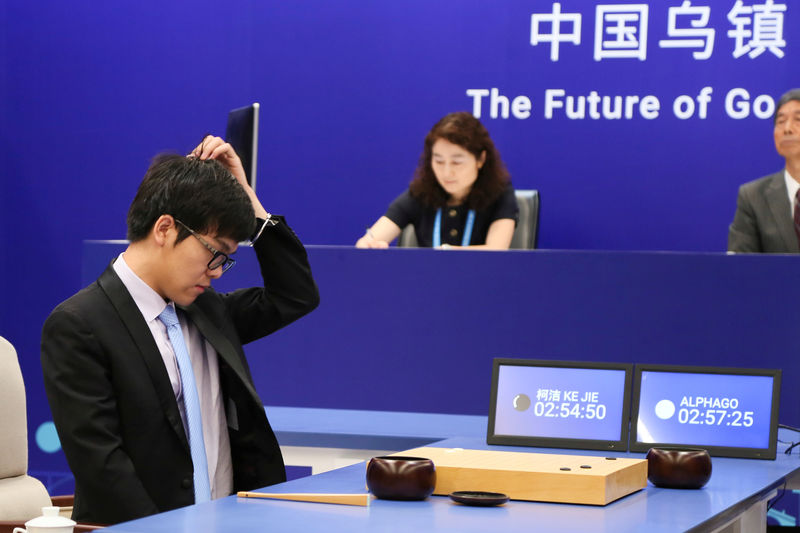© Reuters. Chinese Go player Ke Jie reacts during his first match with Google's artificial intelligence program AlphaGo at the Future of Go Summit in Wuzhen